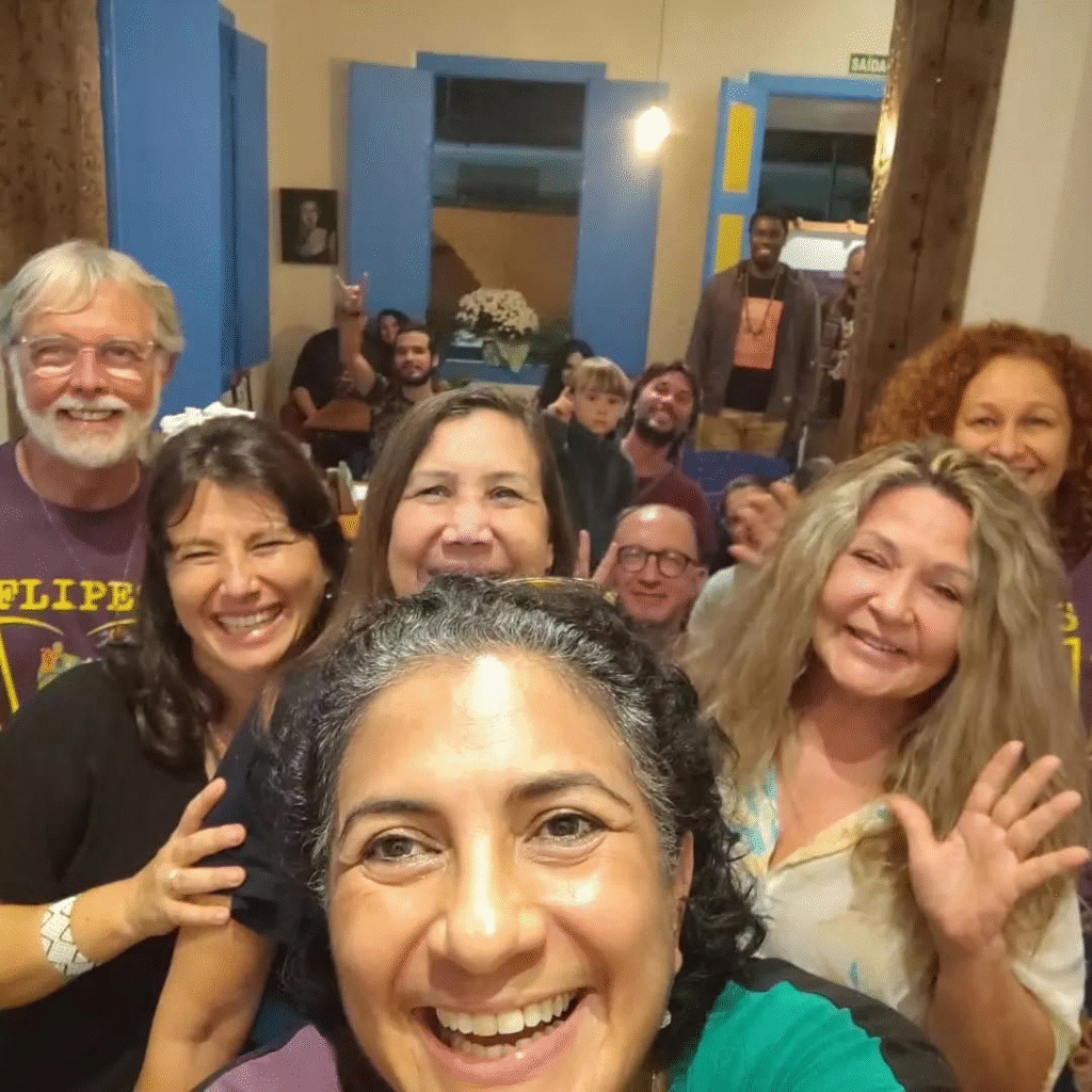 Vanderleia Barboza à frente na foto na edição FLIPES 2023 num momento contagiante com a comunidade envolvida no evento.